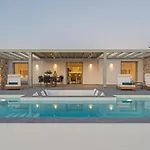 T7 Luxury Paros מלון