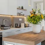 T7 Luxury Paros מלון *