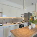 T7 Luxury Paros מלון